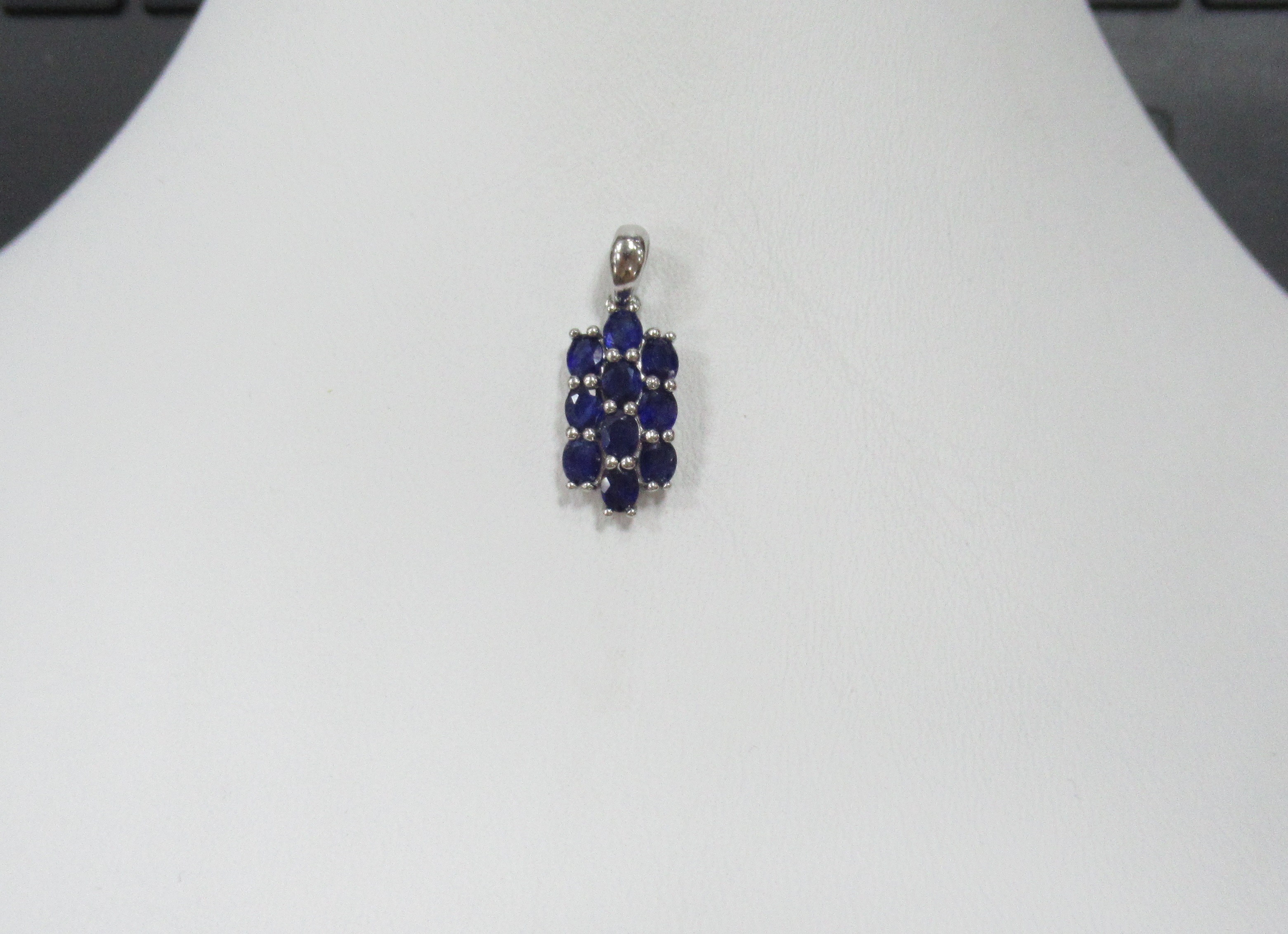 Серебряная подвеска с сапфирами